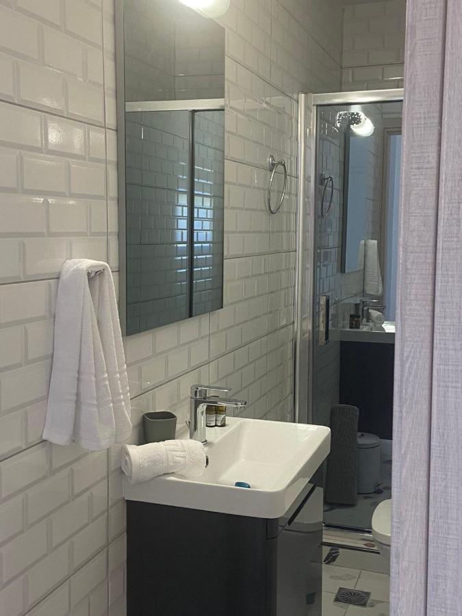 Paola'S Apartment Near Athens Airport สปาตา ภายนอก รูปภาพ